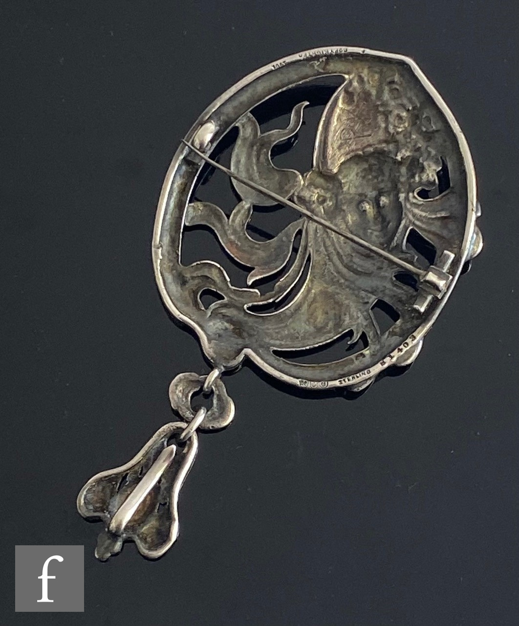 An Art Nouveau American silver brooch designed as the head of a woman with flowing locks above a - Image 3 of 3