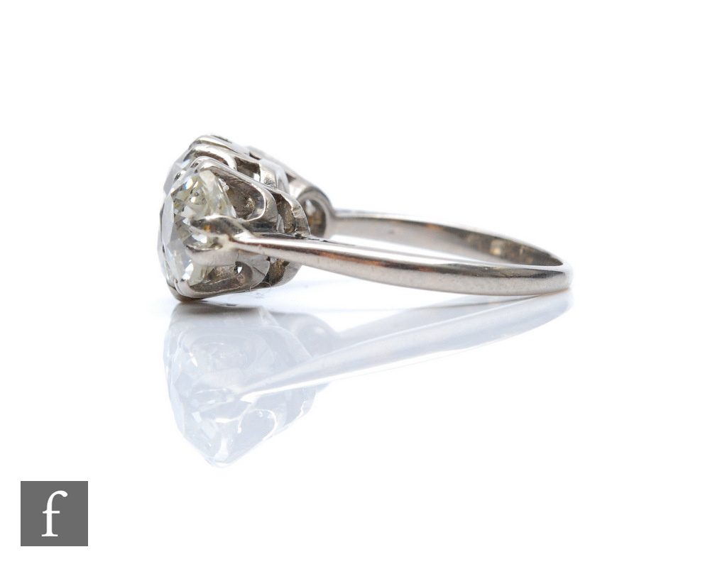 An early 20th Century platinum diamond three stone ring, old cut claw set stones, centre stone - Image 4 of 5