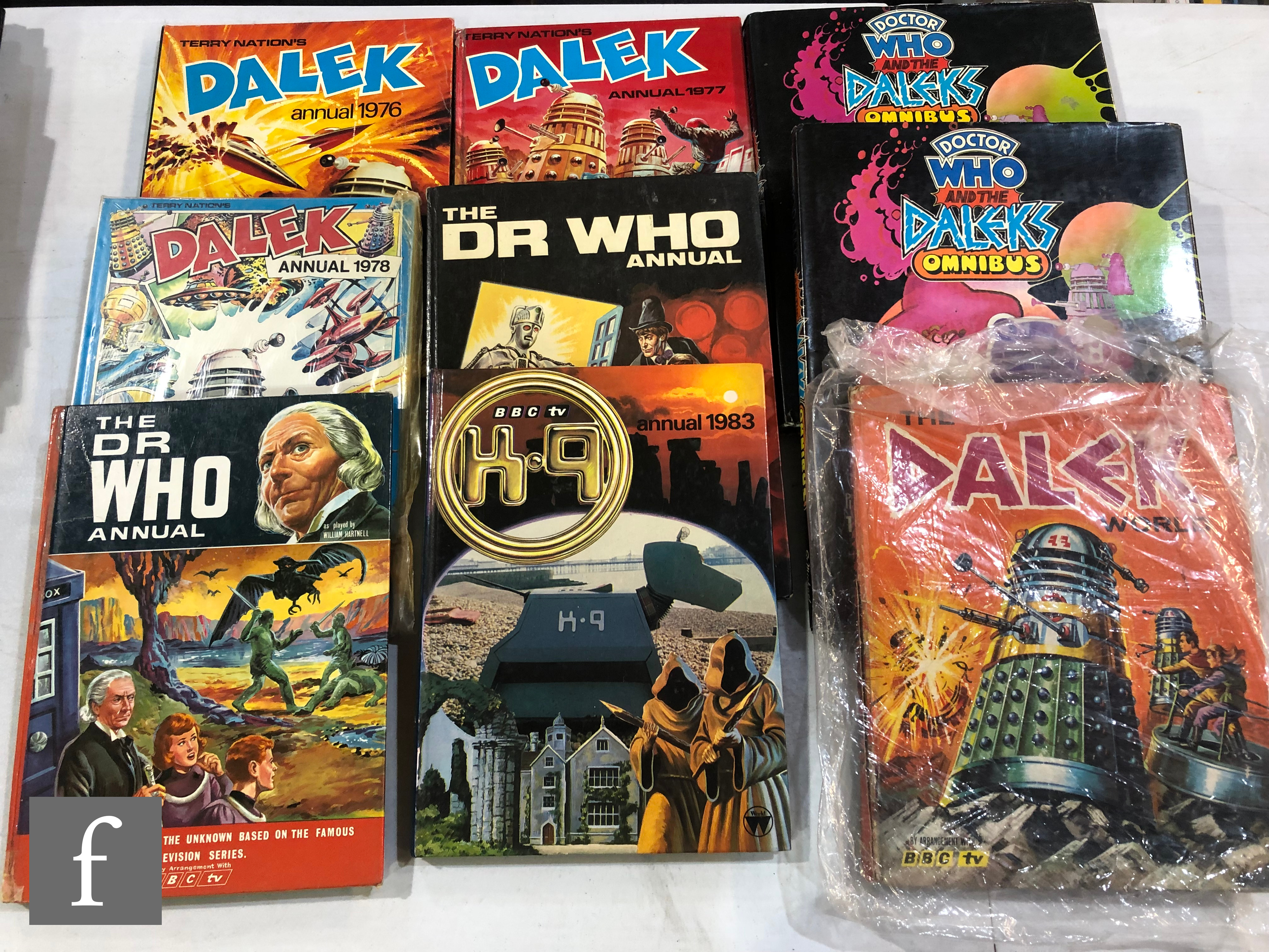 A collection of Doctor Who fiction hardback and paperback books, to include IDW comics, Choose - Image 5 of 8