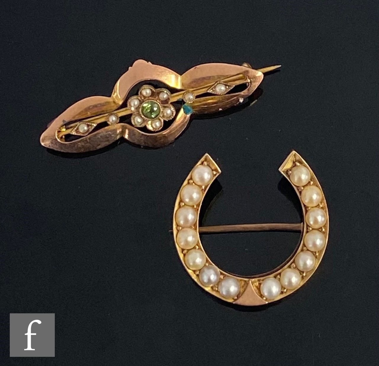 An early 20th Century 9ct horseshoe split pearl set brooch, weight 5g, width 2.5cm, unmarked, with a