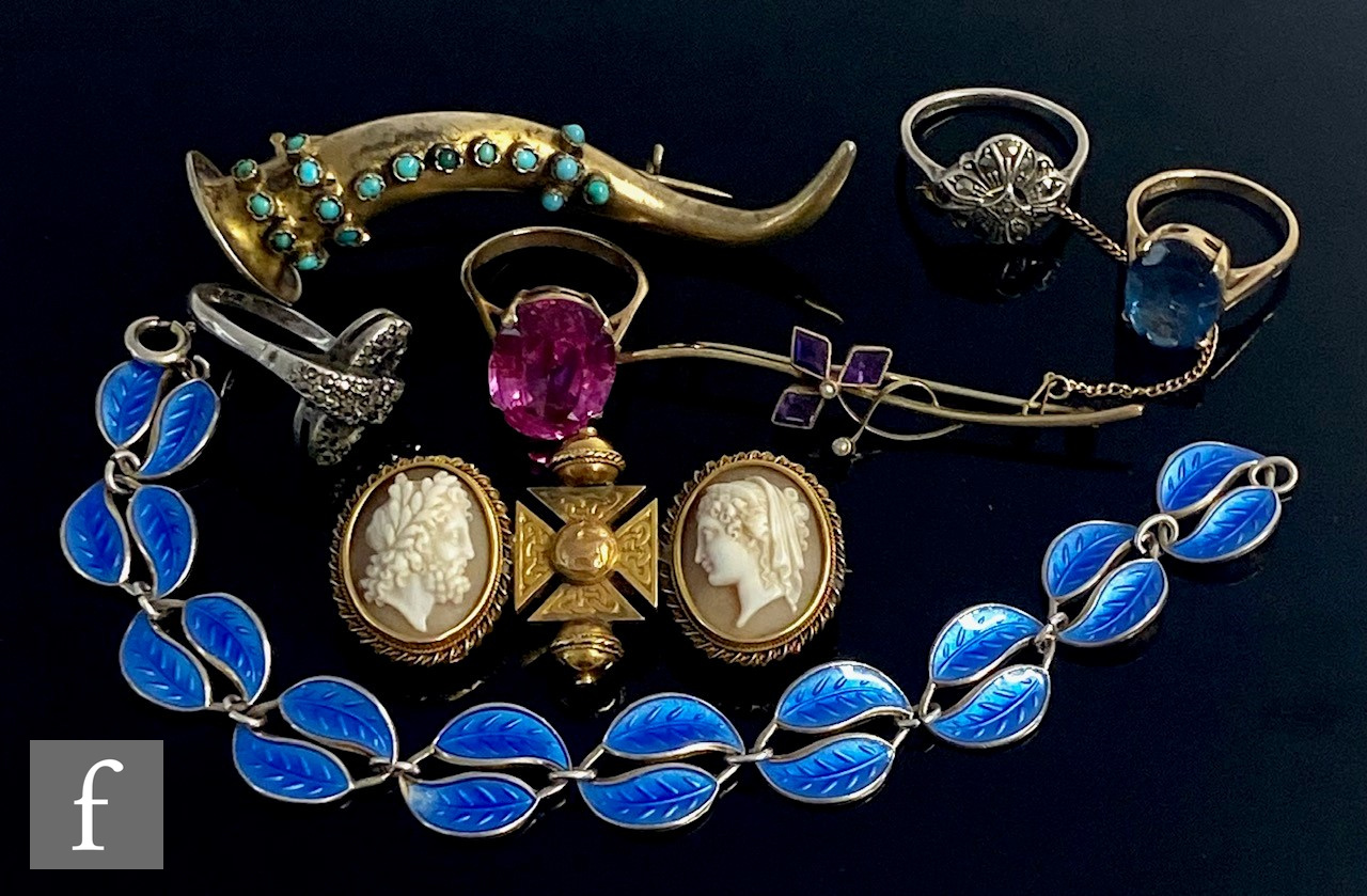 A small parcel lot of assorted jewellery to include a gold double cameo brooch, two 9ct hallmarked