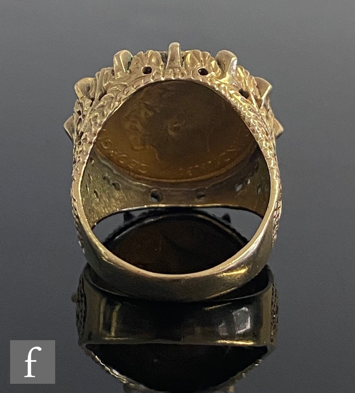 A George V half sovereign ring with pierced shoulders, coin dated 1912, weight 10.2g.g. - Image 2 of 5