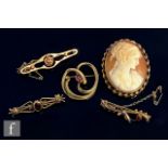 Three 9ct bar brooches to include two stone set examples with a 9ct scroll brooch, total weight 10g,