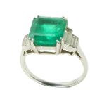 A quality French 5.47ct emerald set single Ladies Ring, with four diamond baguettes, approx. 1.15ct,