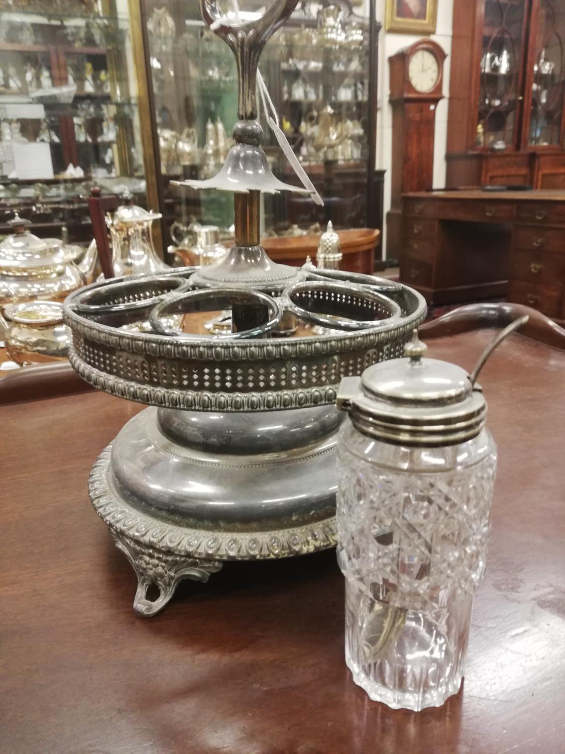 A silver plated rotating Cruet Stand, with six cutglass bottles, some with silver plated mounts. (1) - Bild 3 aus 9