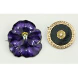 A 9ct gold circular Brooch, with bloodstone inset and seed pearl surmounted, approx. 3cms
