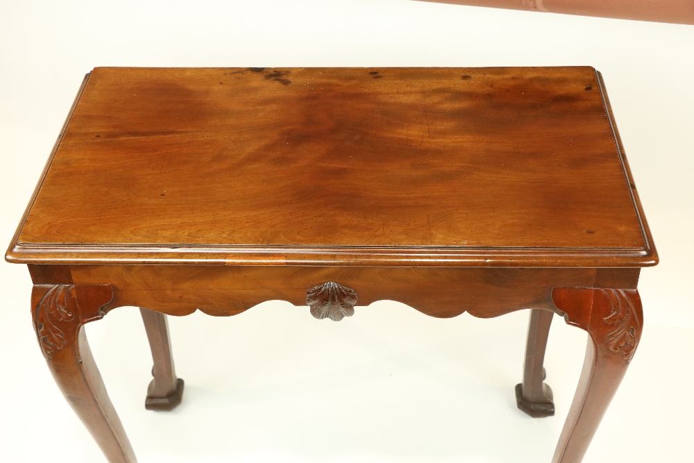 An Irish George III period mahogany Side or Console Table, the rectangular top with a moulded edge - Bild 2 aus 5