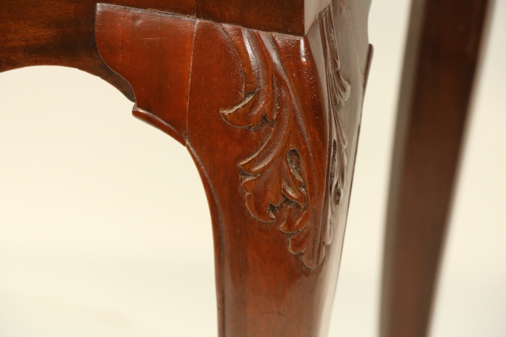 An Irish George III period mahogany Side or Console Table, the rectangular top with a moulded edge - Bild 3 aus 5