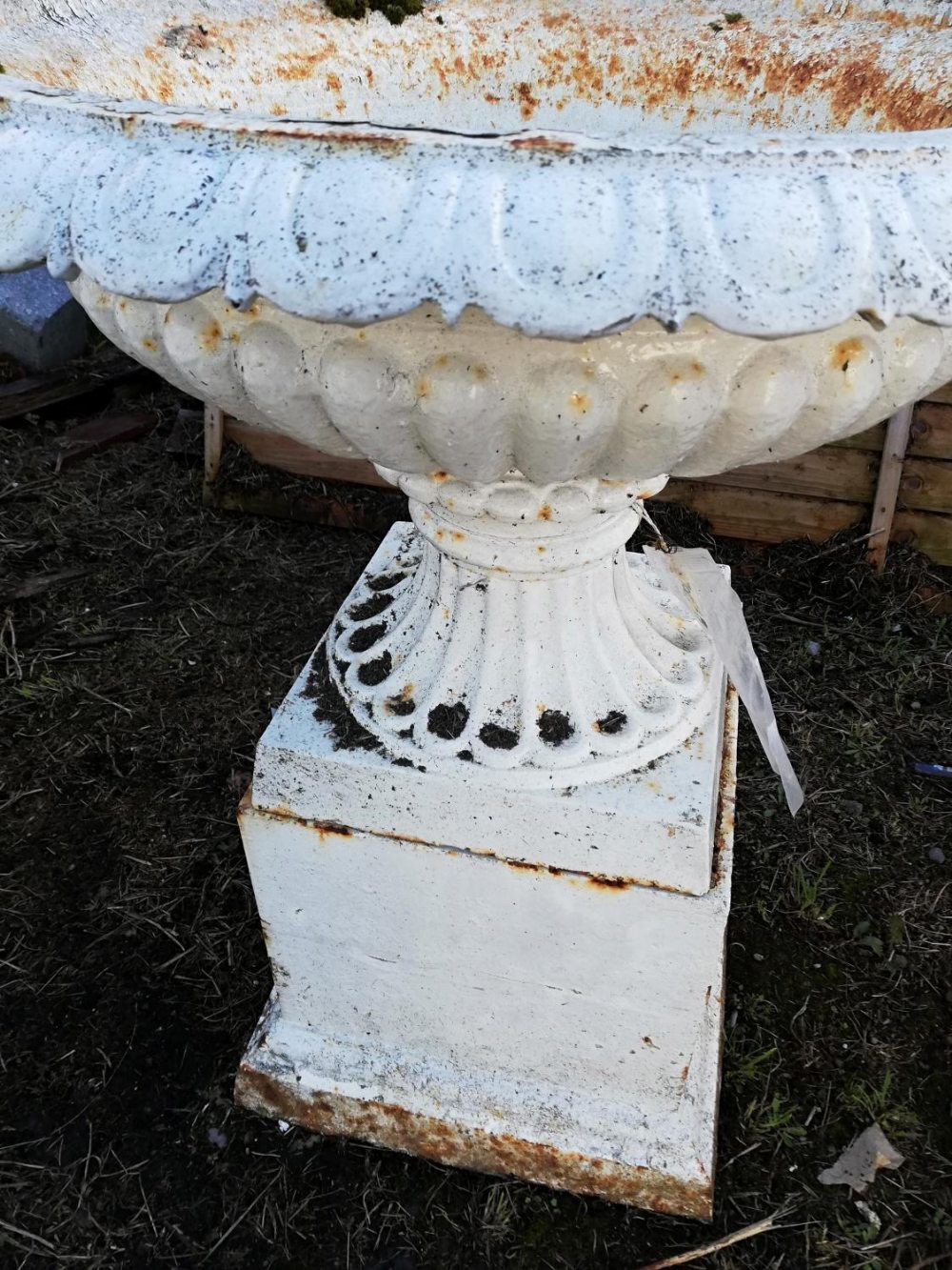 A pair of Victorian cast iron Garden Urns, with egg and dart moulded rims on circular outsplayed - Bild 2 aus 13