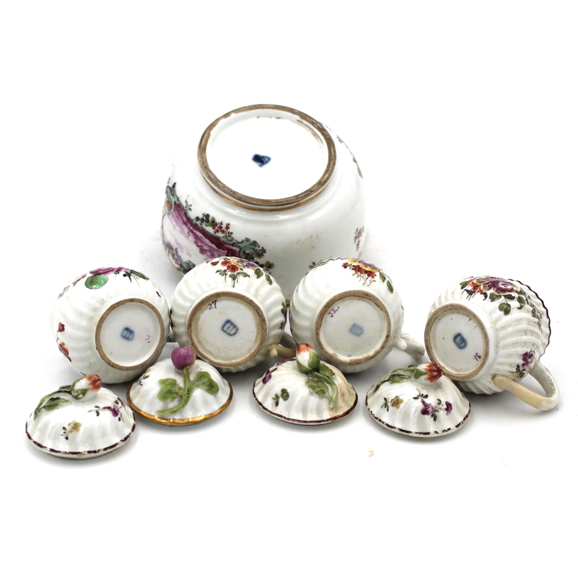 Lotto di una zuccheriera e quattro tazzine con coperchio - Lot of a sugar bowl and four small cups w - Image 2 of 2