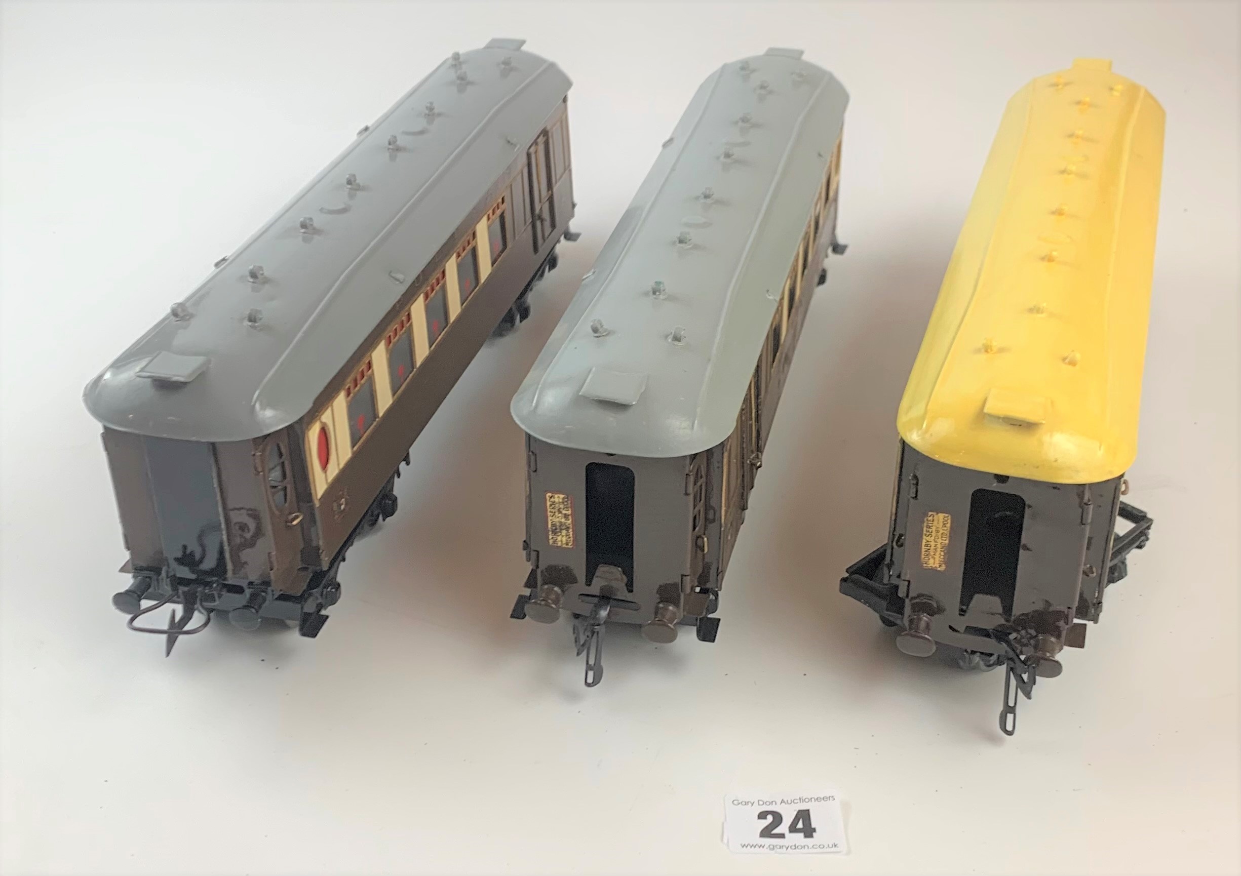 3 x Hornby ‘O’ gauge 8w saloon coaches – Arcadia, Verona and pre-1930’s, restored 1960 - Image 4 of 6