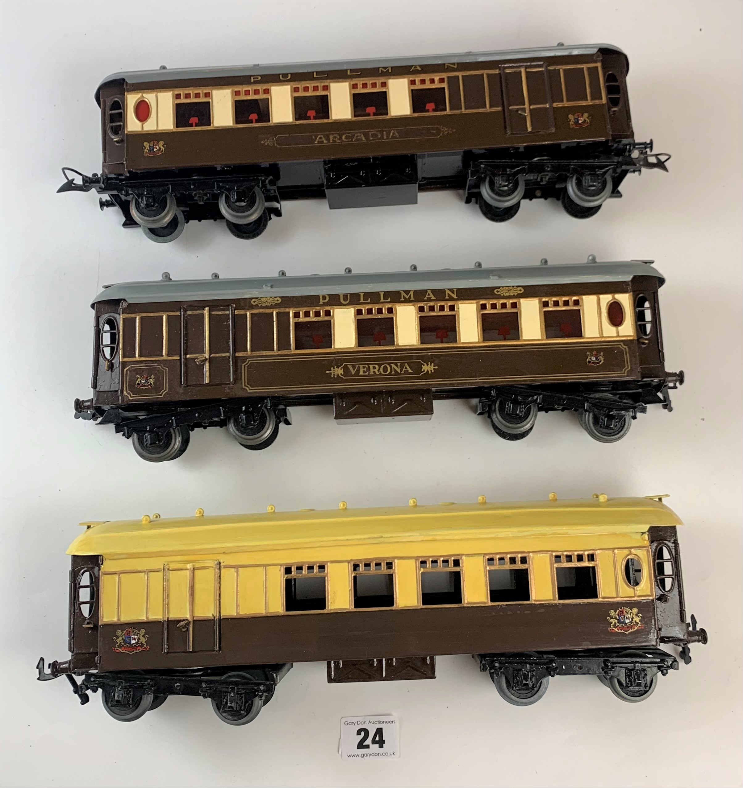 3 x Hornby ‘O’ gauge 8w saloon coaches – Arcadia, Verona and pre-1930’s, restored 1960 - Image 2 of 6