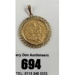 Full sovereign 1900 in 9k gold holder, total w: 9.6 gms