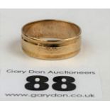 9k gold wedding band, size T, w: 3 gms