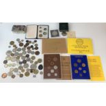 Bag of assorted crowns, Ceylon 1971 coin set, Sri Lanka 1978 coinage set and loose UK and foreign
