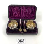 Cased pair of silver salt dishes with silver spoons, total w: 1.1 ozt