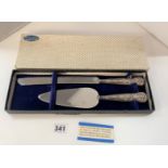 Boxed set of Sheffield silver handled bread knife and cake slice, total w: 4.4 ozt