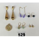 5 pairs of 9k gold earrings and 1 pendant, total w: 11.5 gms