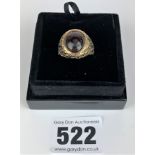 9k gold ring with red stone, size R, w: 9.1 gms