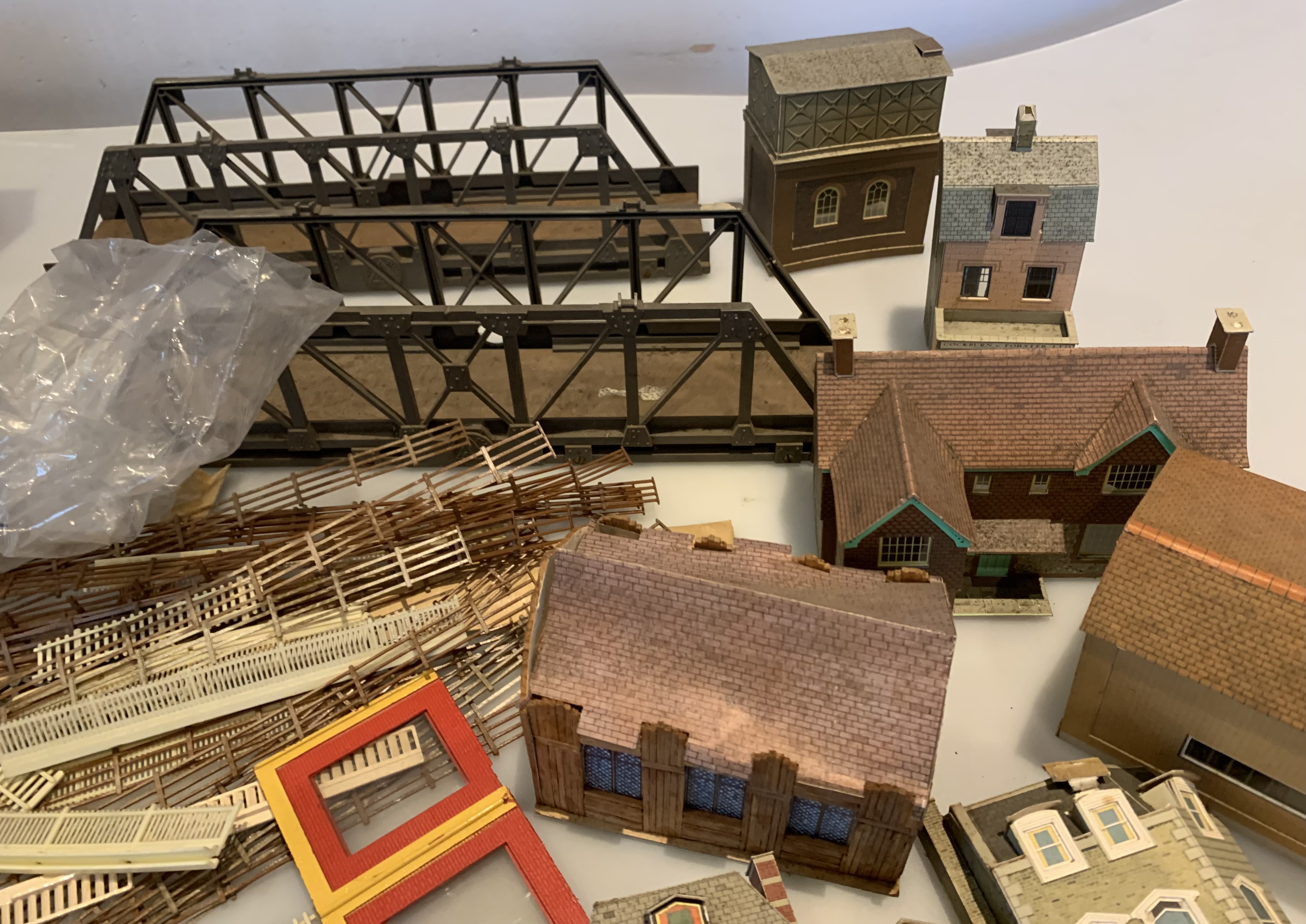 Box of model railway buildings and accessories - Image 6 of 12