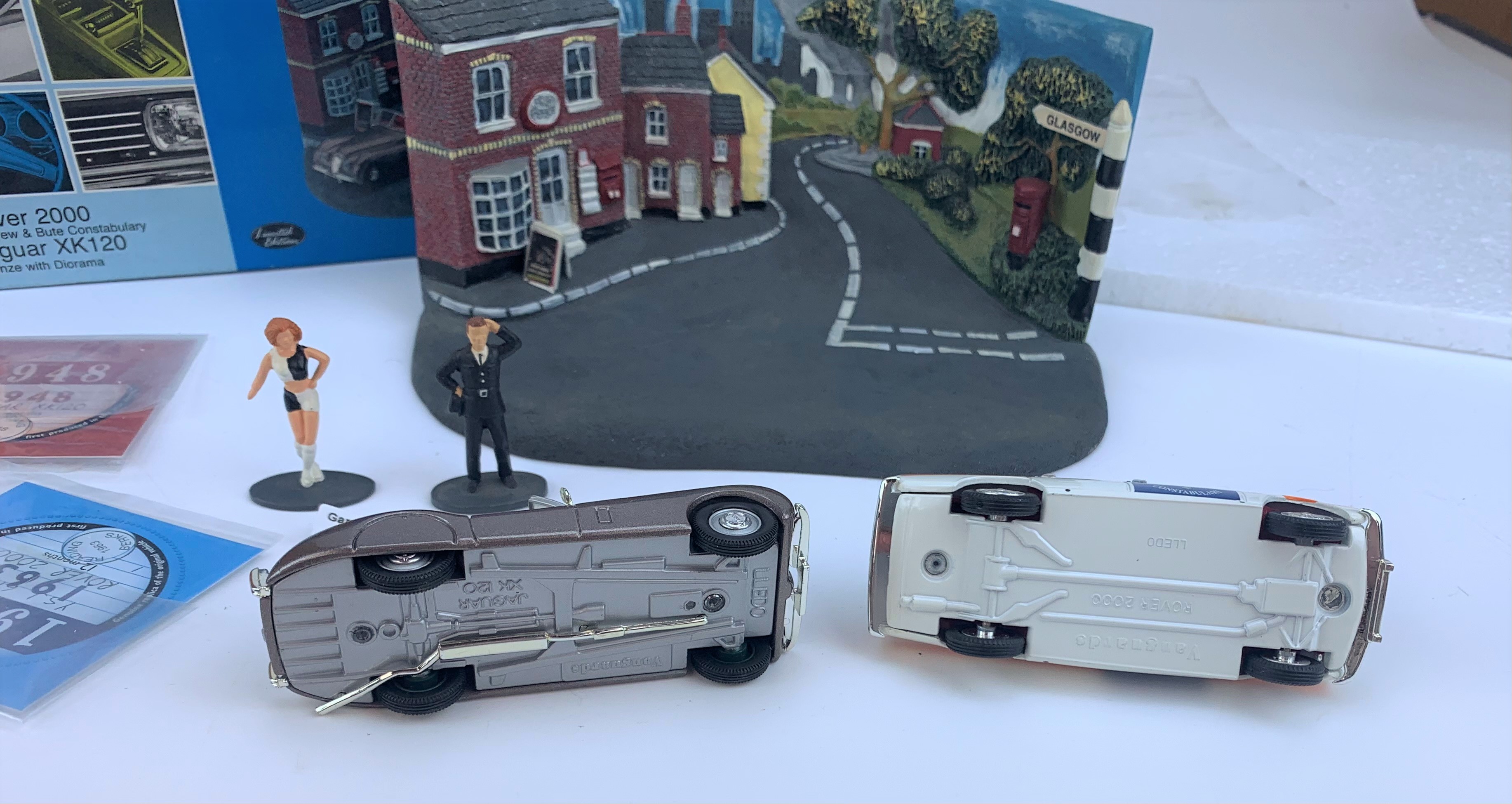 2 boxed Vanguards Dioramas – Mini Cooper Racing and Rover 2000 Renfrew & Bute Constabulary with - Image 5 of 9