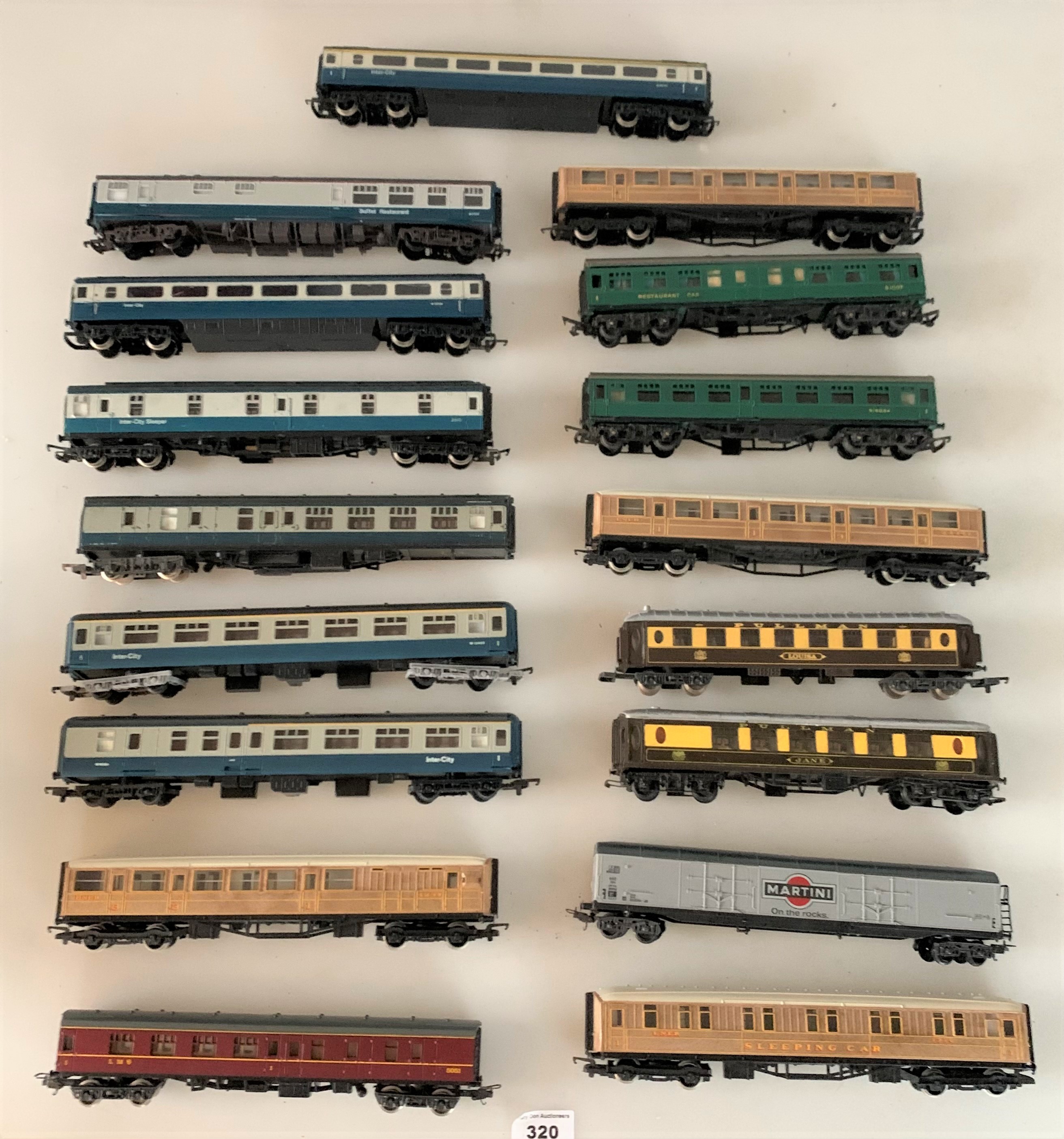 17 loose plastic Hornby Railway 00 gauge coaches and carriages