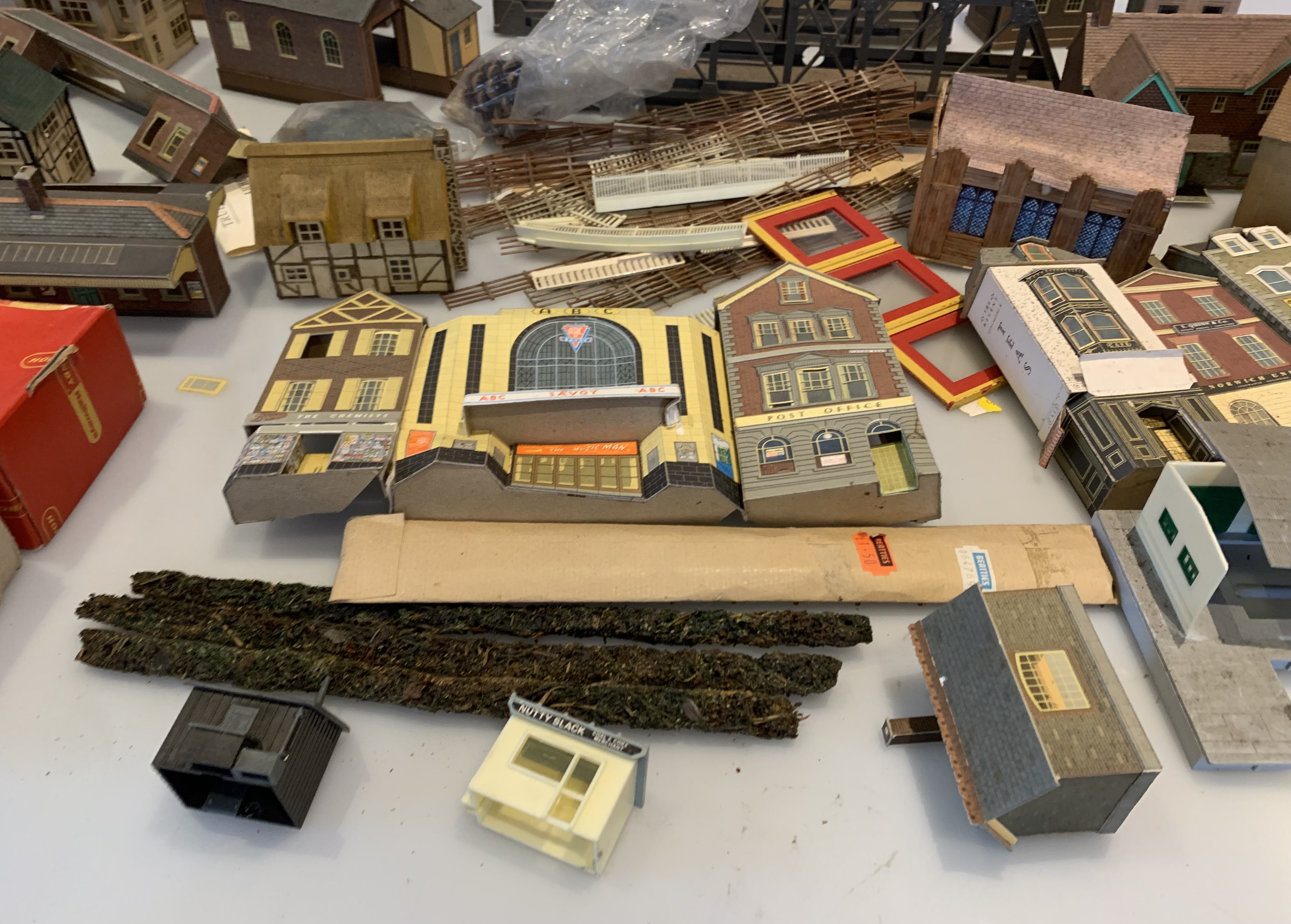 Box of model railway buildings and accessories - Image 8 of 12