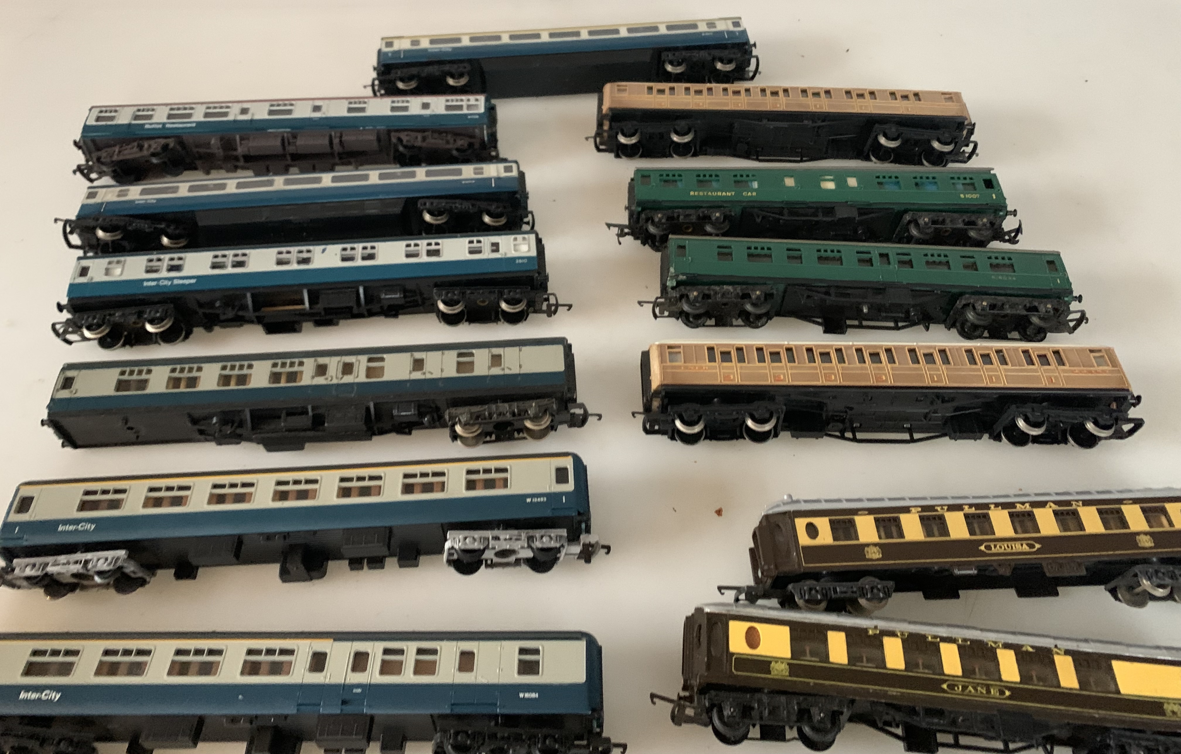 17 loose plastic Hornby Railway 00 gauge coaches and carriages - Image 7 of 8