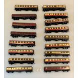 17 assorted loose 00 gauge metal carriages