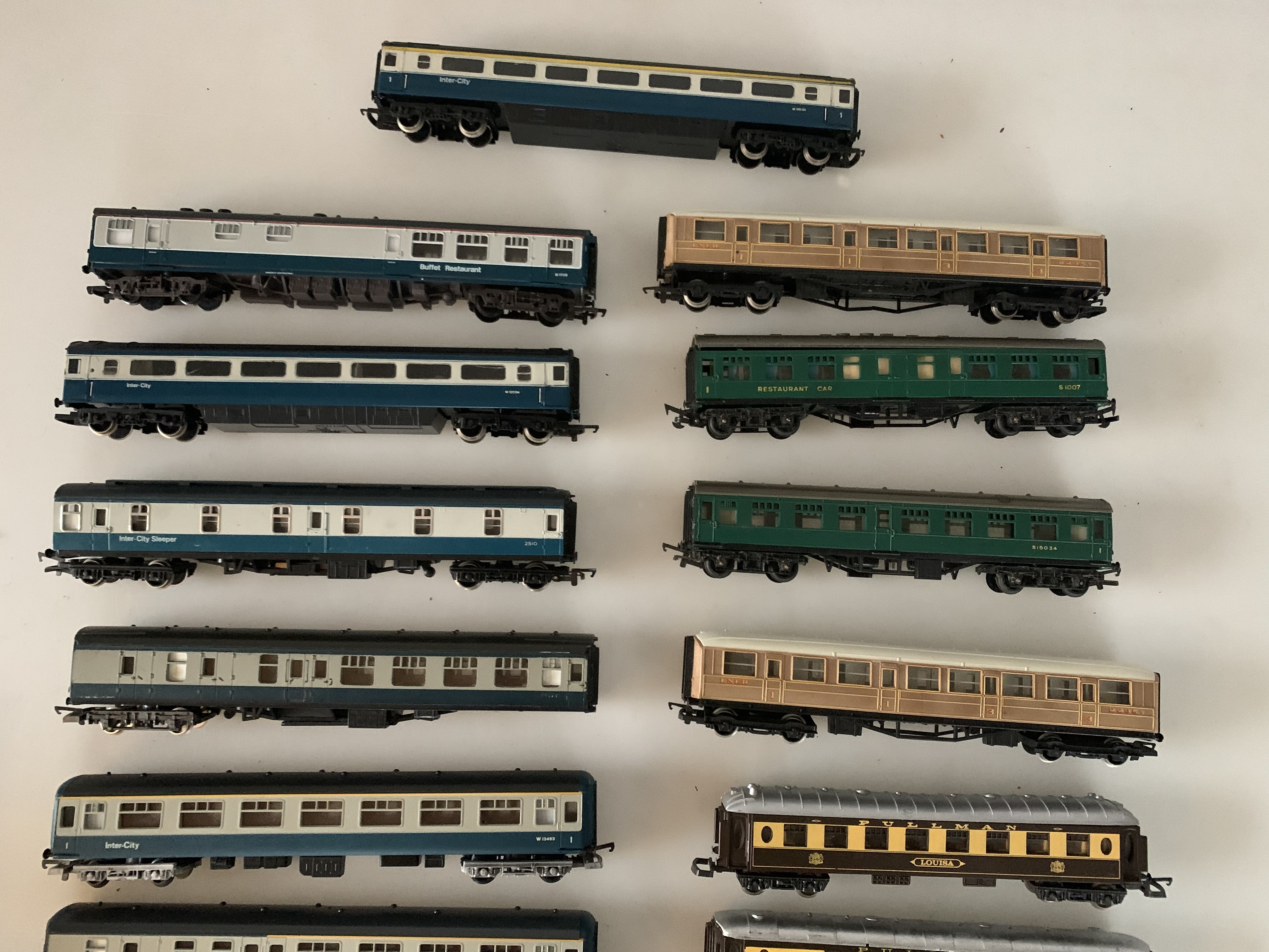 17 loose plastic Hornby Railway 00 gauge coaches and carriages - Image 4 of 8