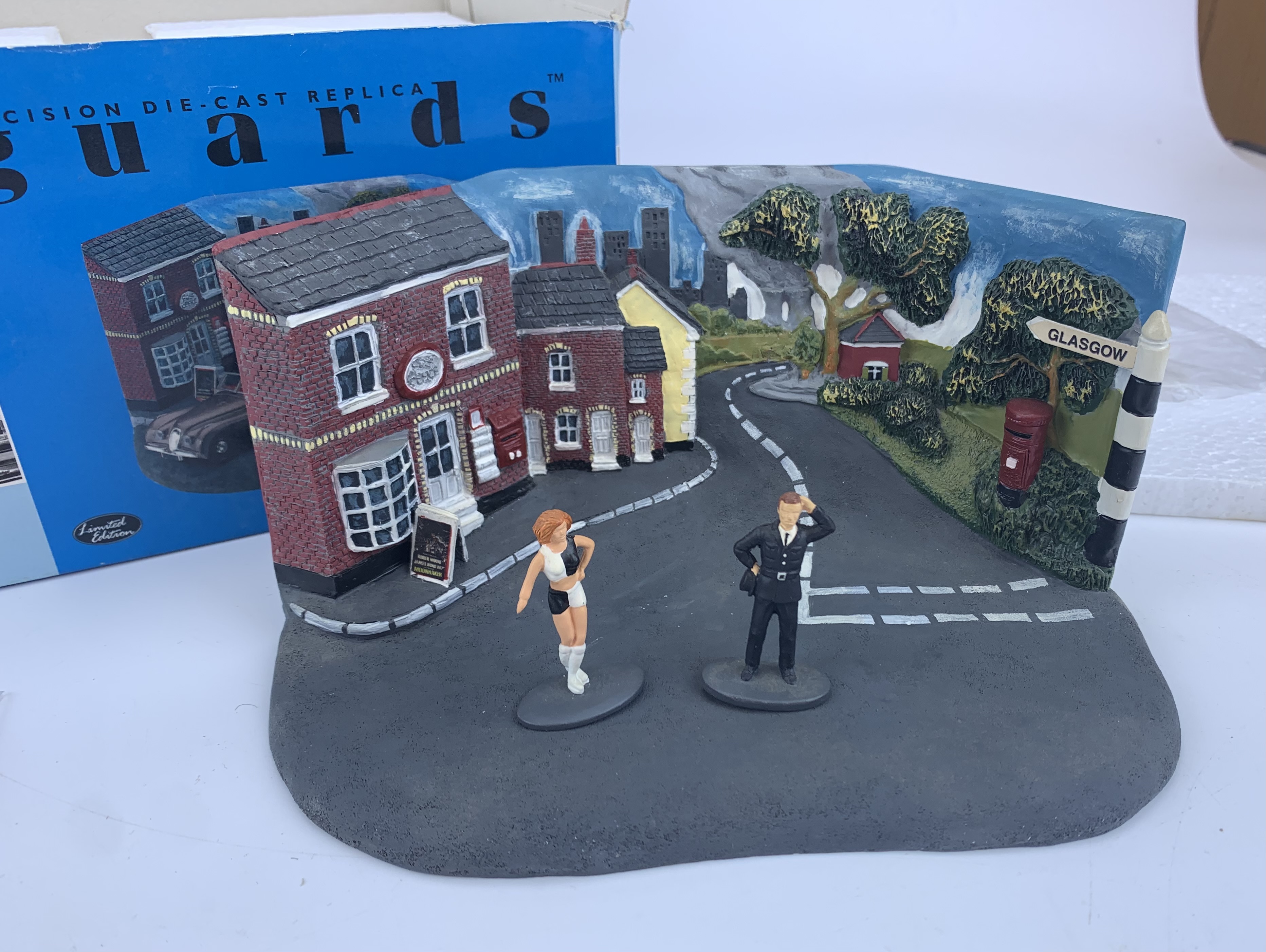 2 boxed Vanguards Dioramas – Mini Cooper Racing and Rover 2000 Renfrew & Bute Constabulary with - Image 6 of 9