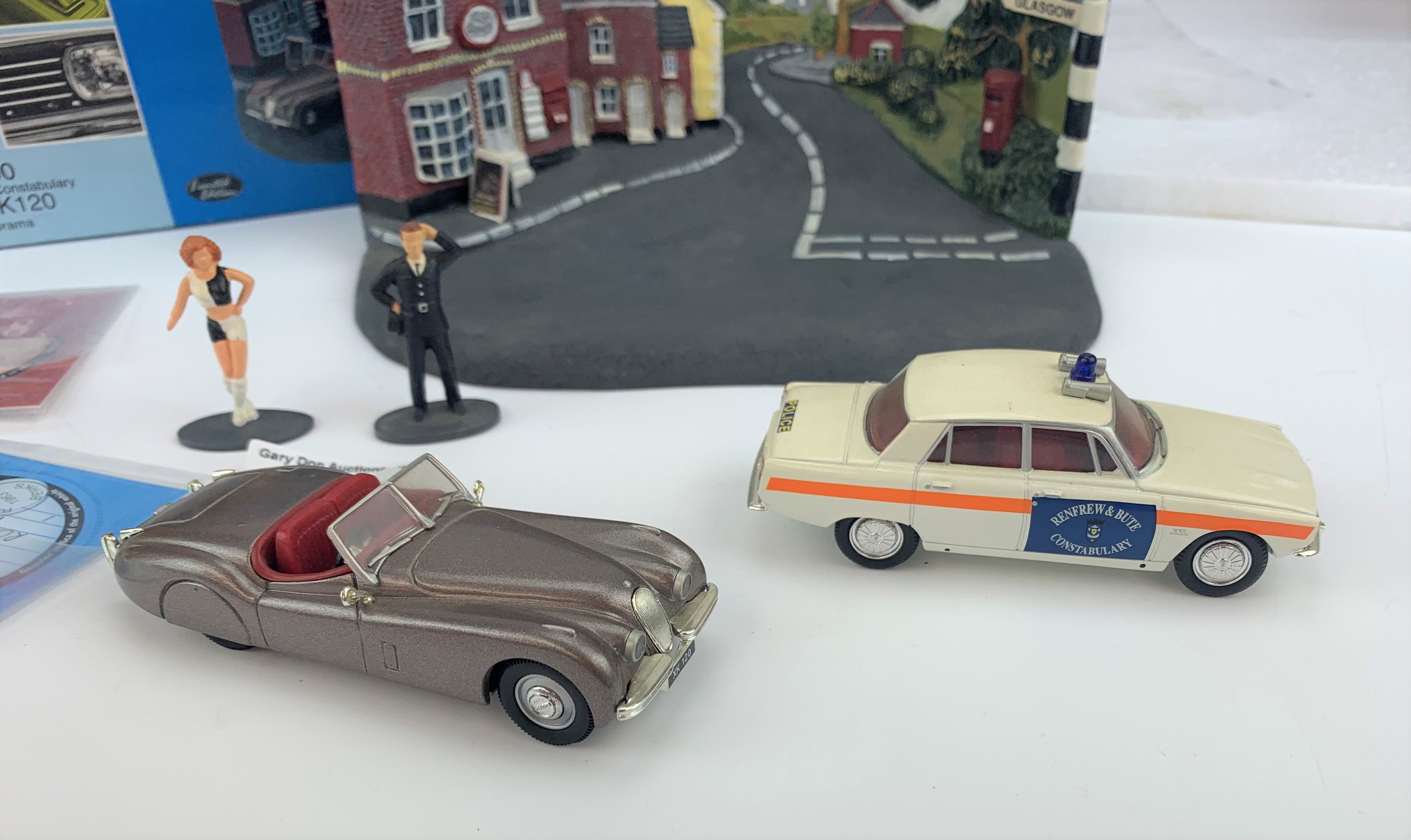 2 boxed Vanguards Dioramas – Mini Cooper Racing and Rover 2000 Renfrew & Bute Constabulary with - Image 4 of 9