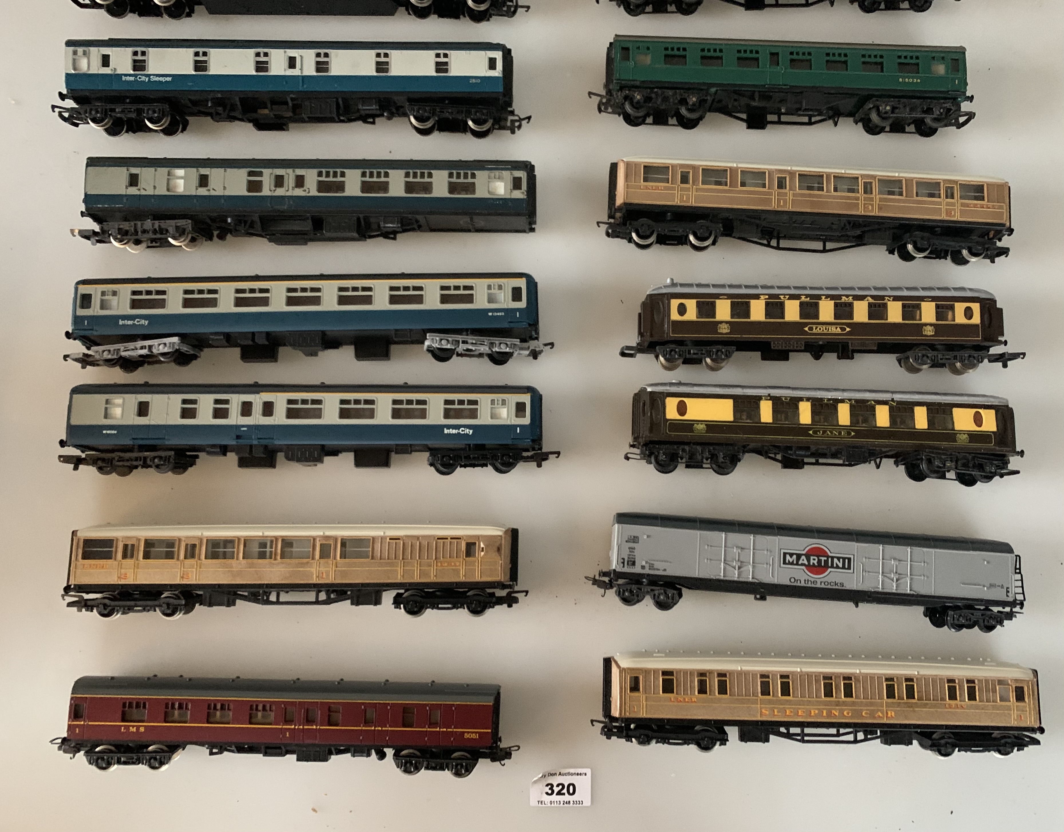 17 loose plastic Hornby Railway 00 gauge coaches and carriages - Image 3 of 8