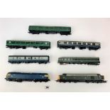 7 railway items Bachmann engine+carriages, Lima engine, Daplo carriage and 2 unnamed carriages