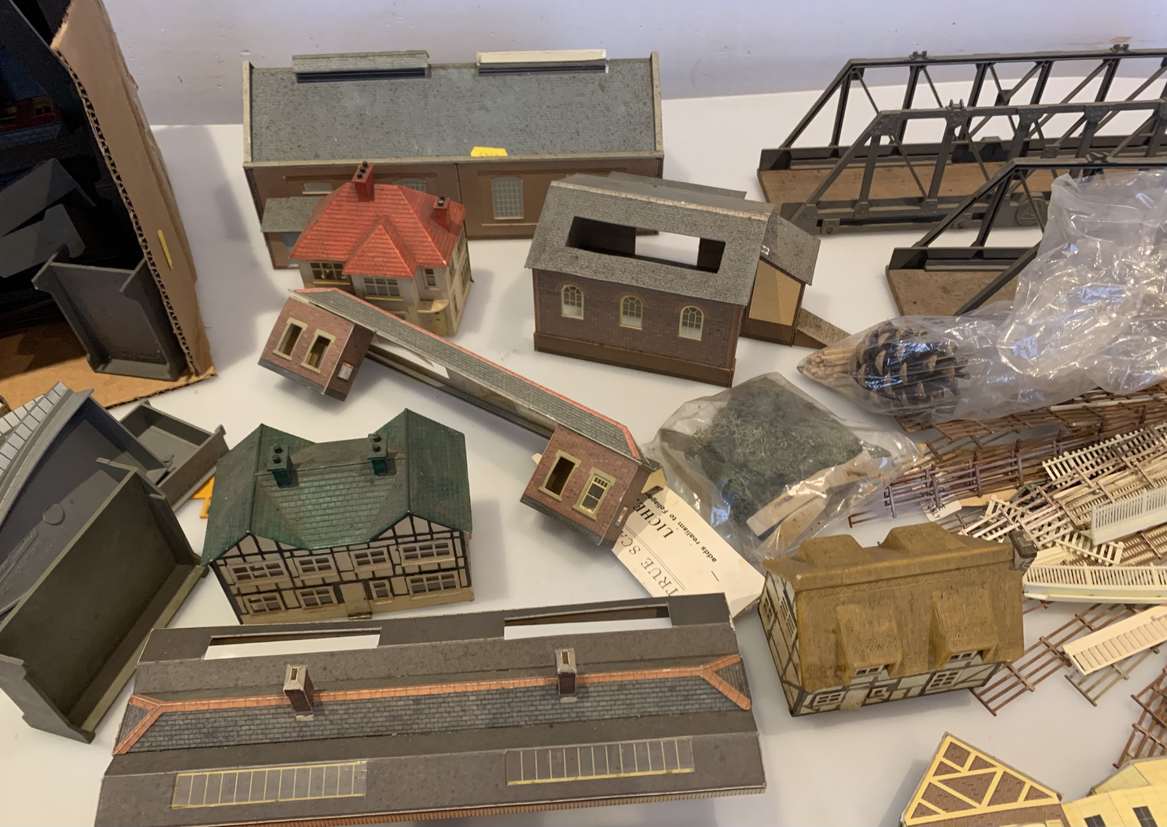 Box of model railway buildings and accessories - Image 5 of 12