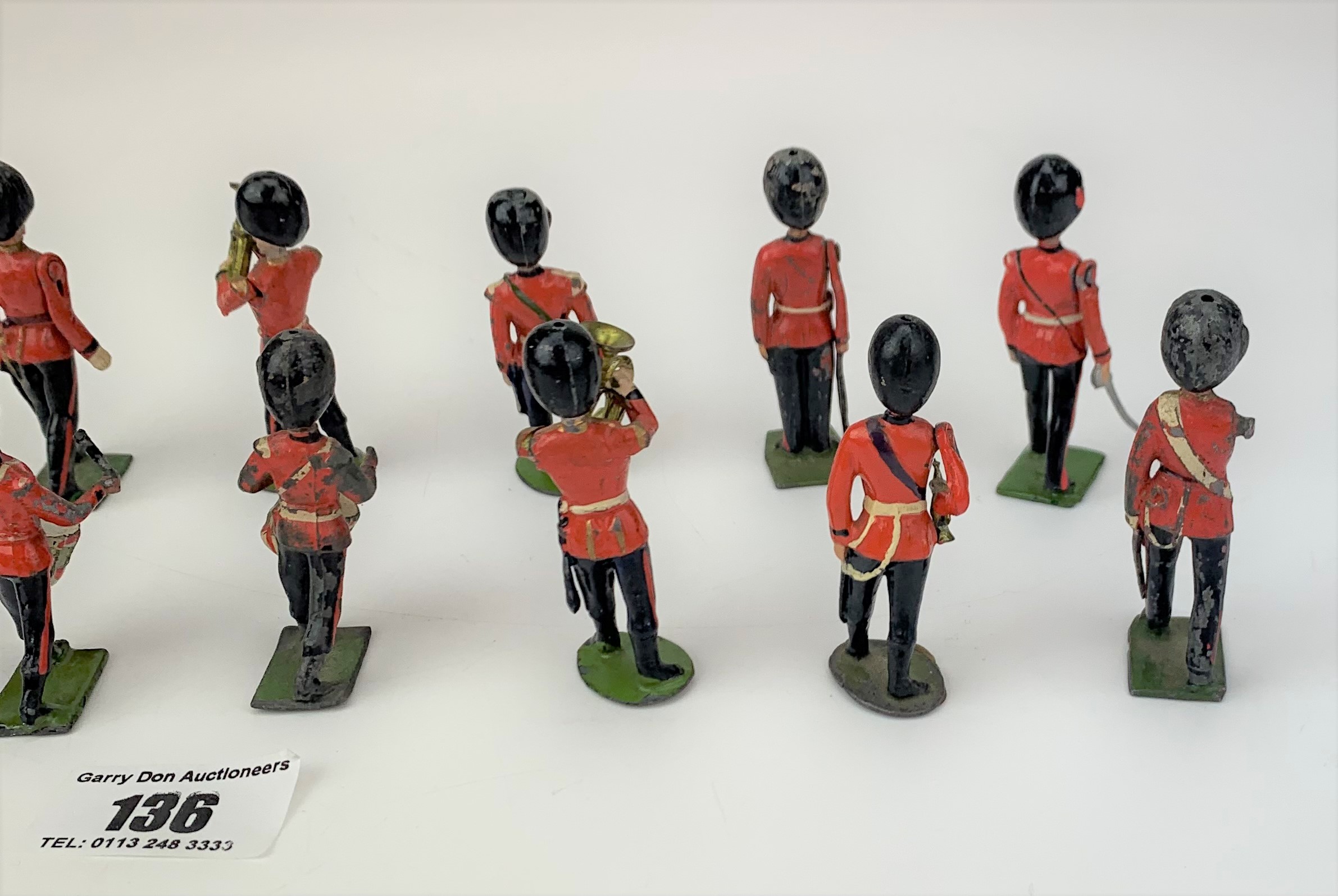 13 Britains metal Guardsmen band figures (1 damaged) - Image 6 of 8