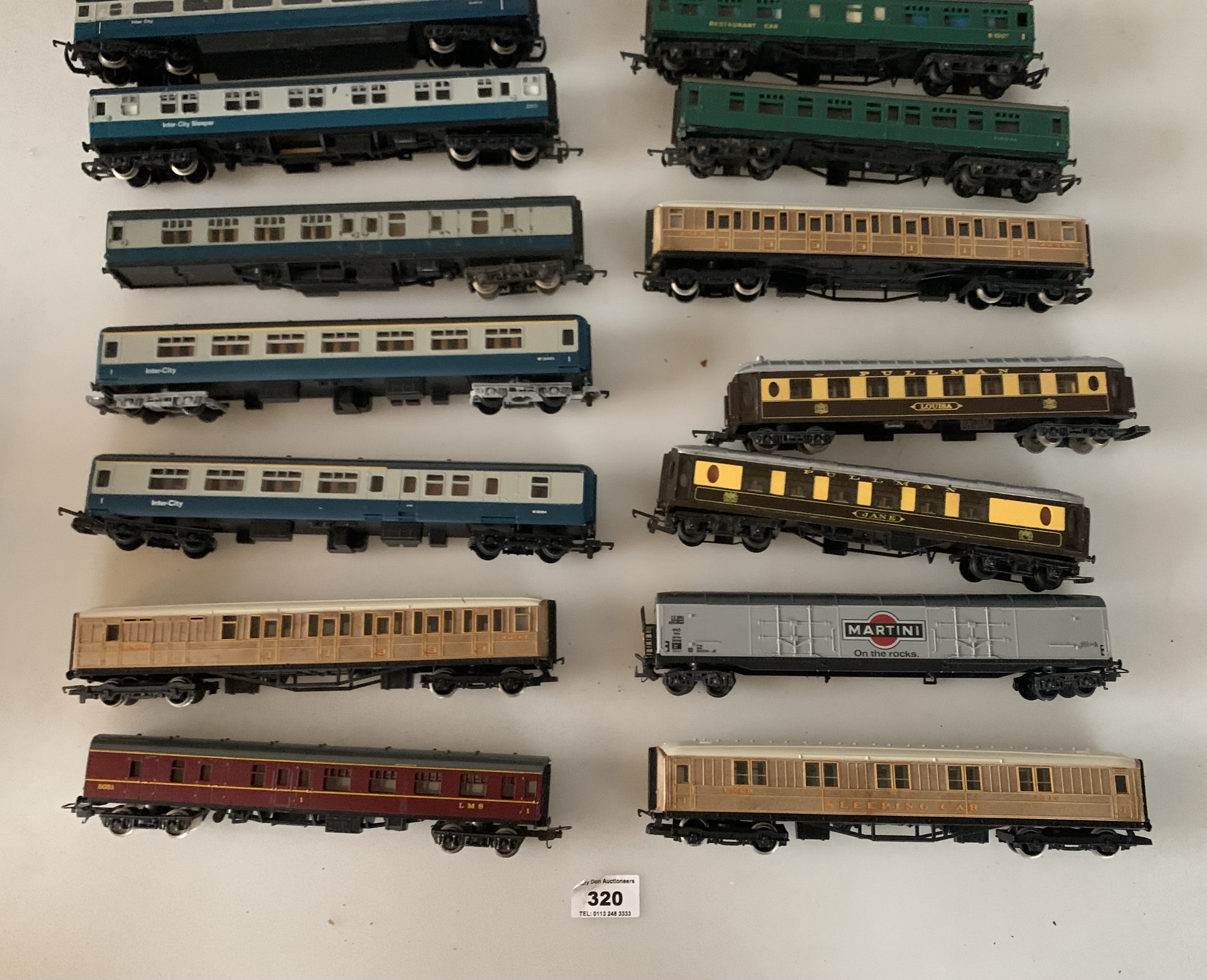 17 loose plastic Hornby Railway 00 gauge coaches and carriages - Image 5 of 8