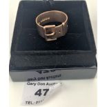 9k gold buckle ring, size V, w: 6.9 gms