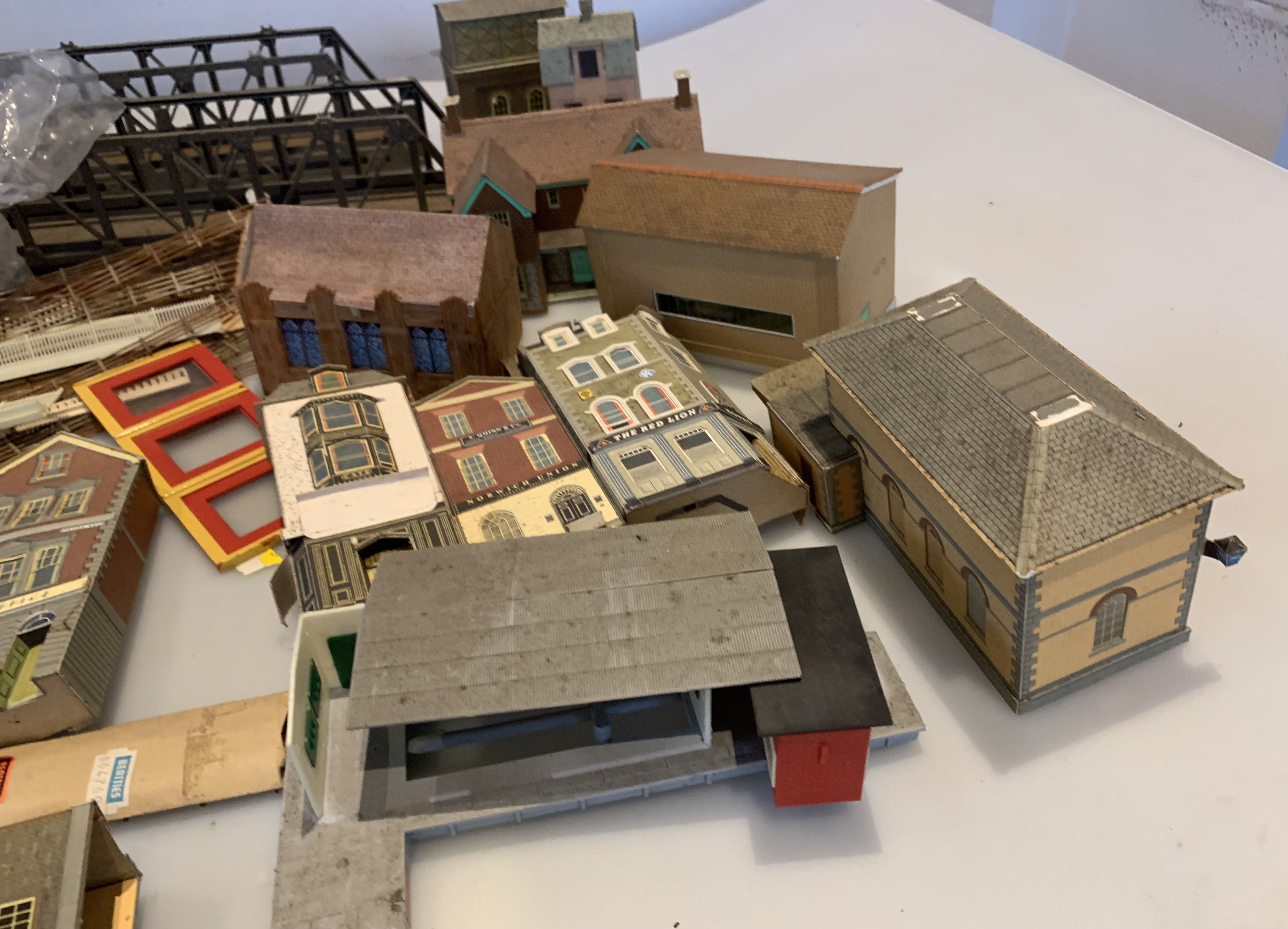 Box of model railway buildings and accessories - Image 7 of 12