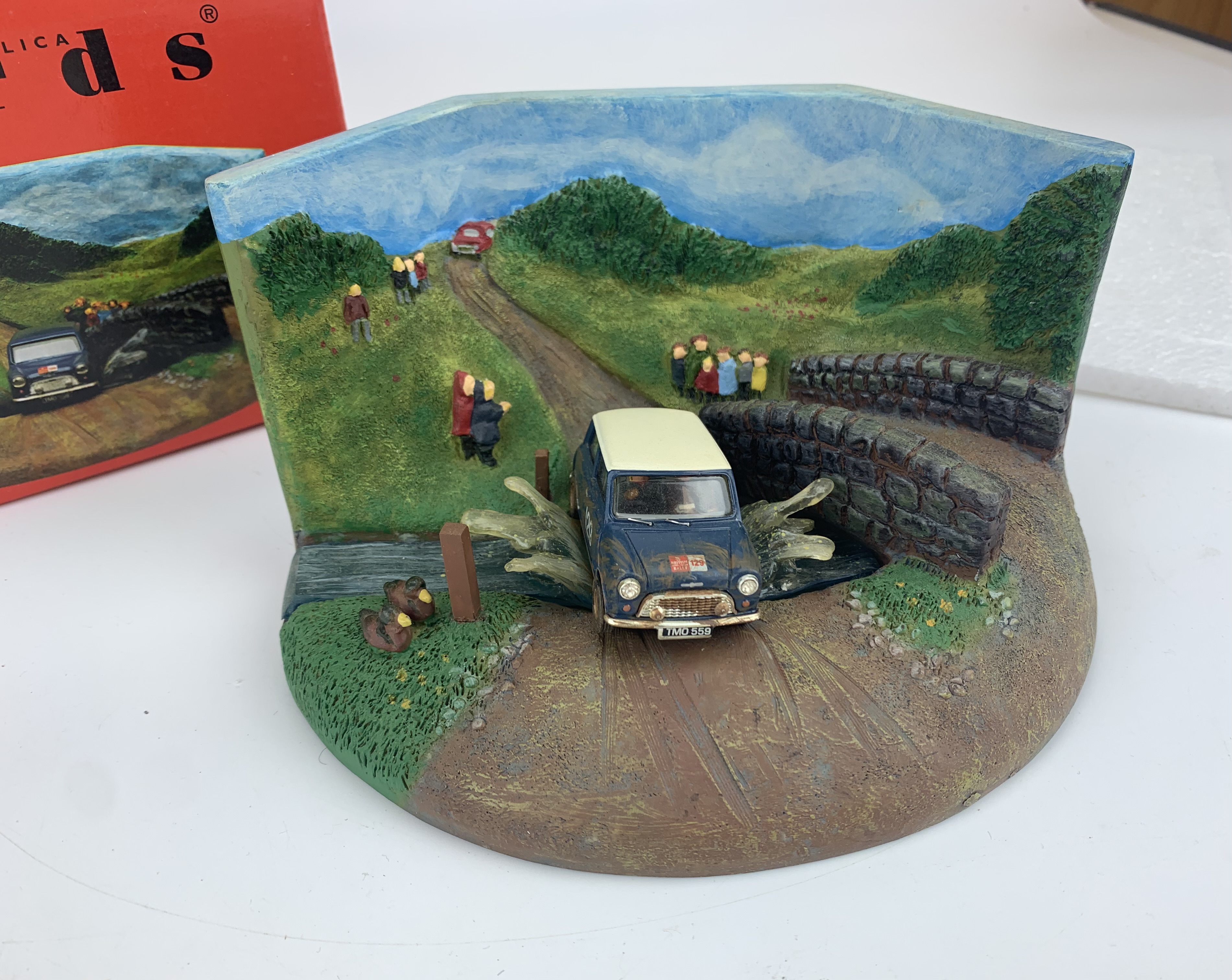 2 boxed Vanguards Dioramas – Mini Cooper Racing and Rover 2000 Renfrew & Bute Constabulary with - Image 8 of 9