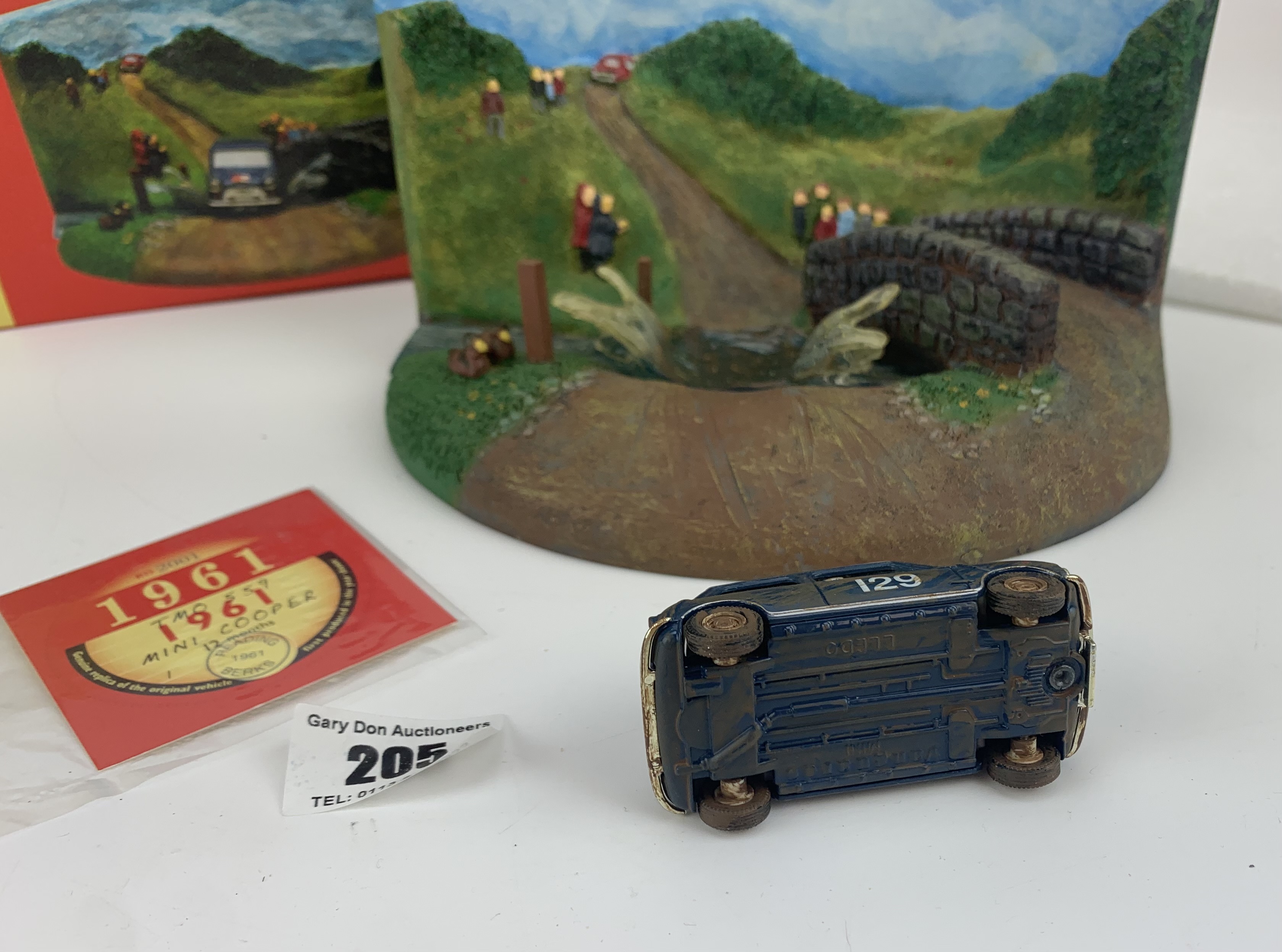 2 boxed Vanguards Dioramas – Mini Cooper Racing and Rover 2000 Renfrew & Bute Constabulary with - Image 9 of 9