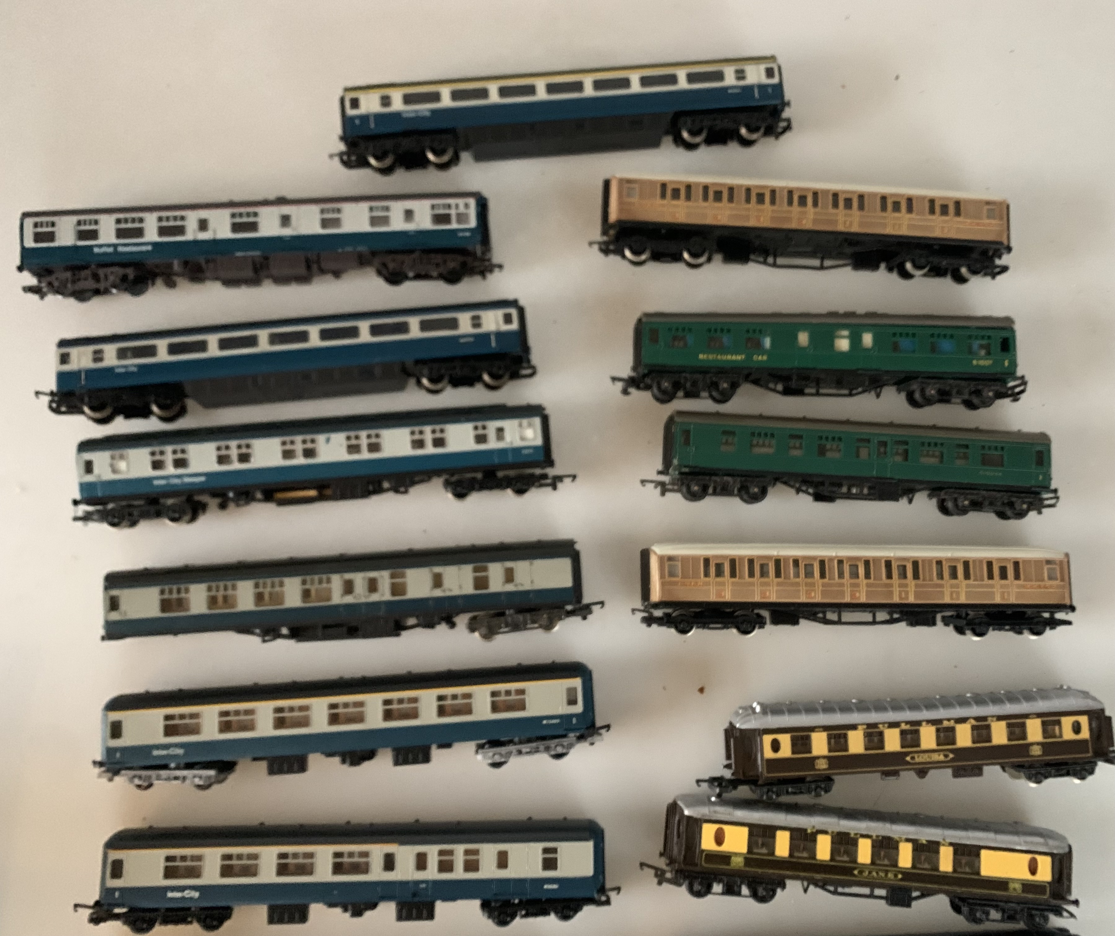 17 loose plastic Hornby Railway 00 gauge coaches and carriages - Image 6 of 8
