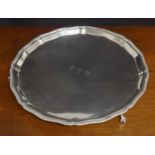 George V circular silver salver, engraved to the centre with 'initials 'C.E.E' within a gadrooned