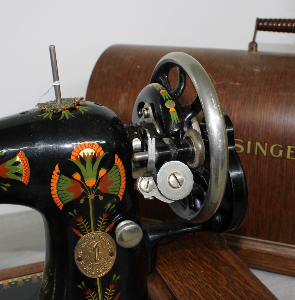 Singer oak cased sewing machine, serial no. Y1439274 - Bild 2 aus 2