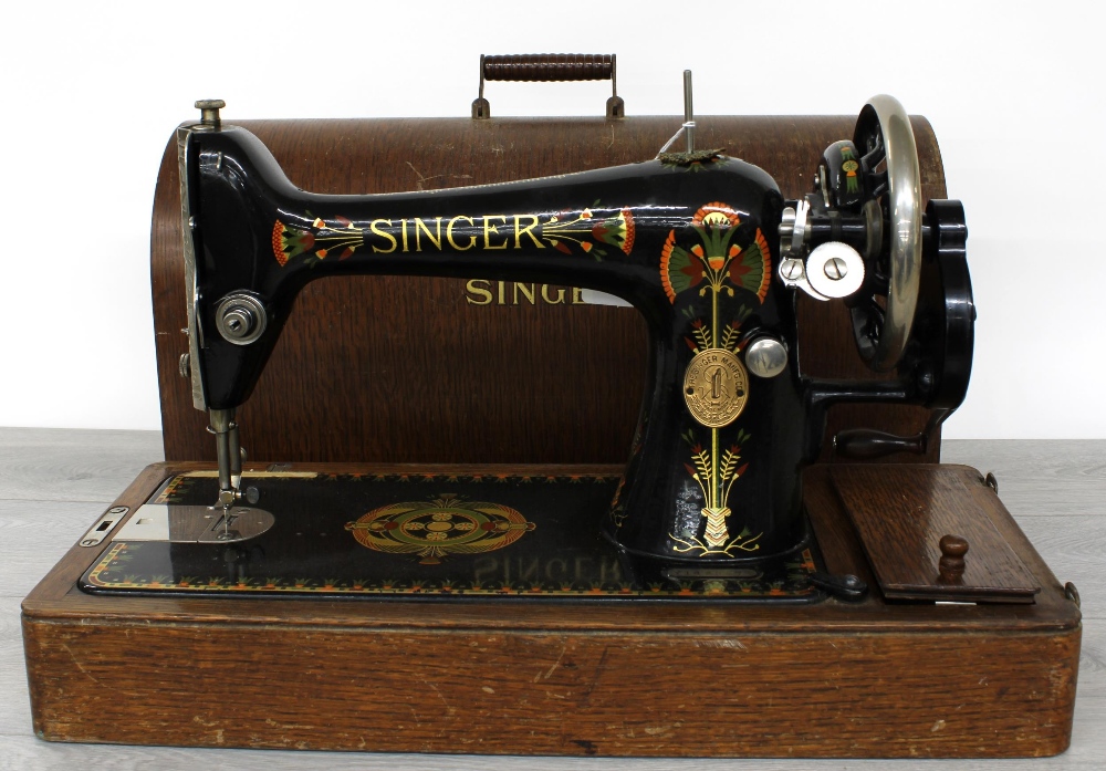 Singer oak cased sewing machine, serial no. Y1439274