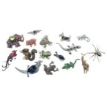 Sixteen novelty stone set brooches (16)