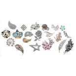 Collection of twenty assorted costume jewellery brooches (20)