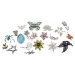 Collection of twenty stone set costume jewellery brooches (20)