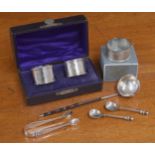 Selection of silver items to include a pair of small Victorian salt spoons, sugar nips by Wakely &