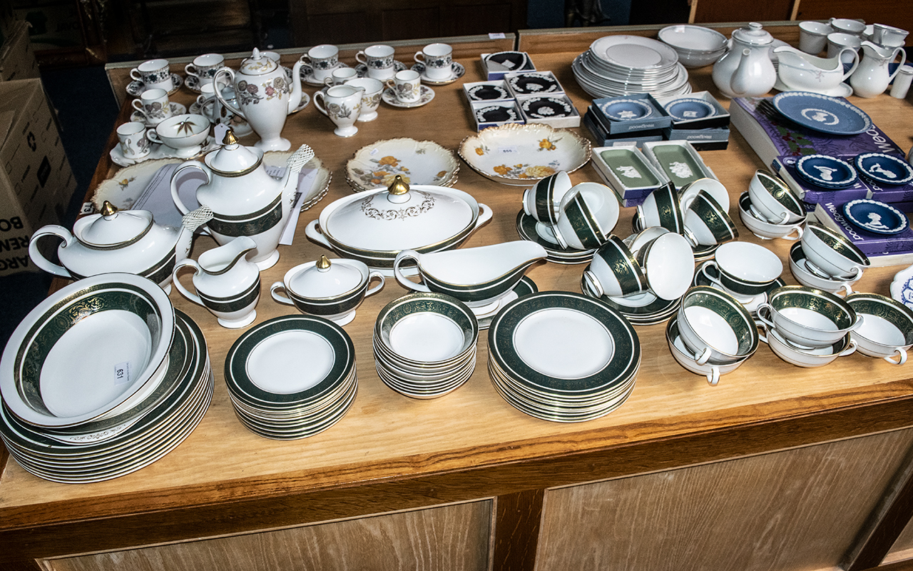 Royal Doulton Dinner Service Vanborough HN 4992 76 pieces in total. Comprising teacups, saucers